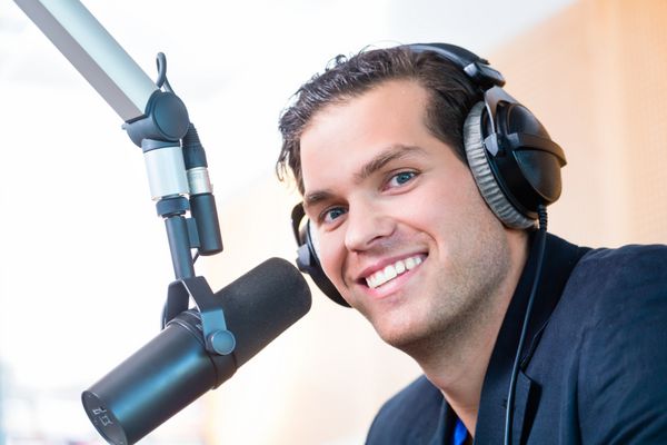 مجری یا مجری در ایستگاه رادیویی میزبان برنامه برای رادیو به صورت زنده در استودیو