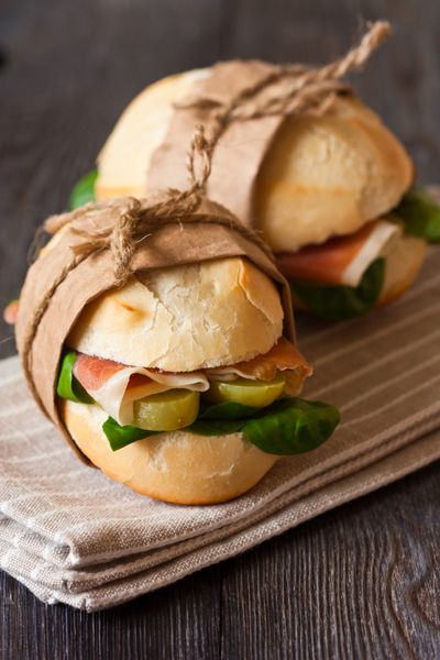ساندویچ تازه با ژامبون و سبزیجات سبک روستیک
