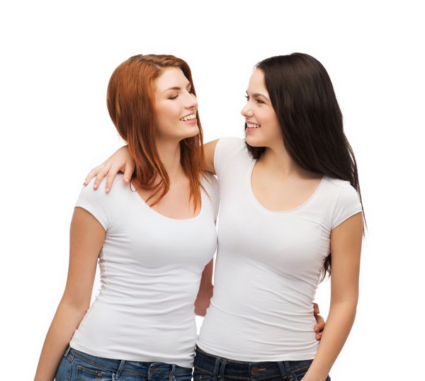 دوستی طرح تی شرت و مفهوم افراد شاد - دو دختر خندان با تی شرت های سفید سفید که به یکدیگر نگاه می کنند