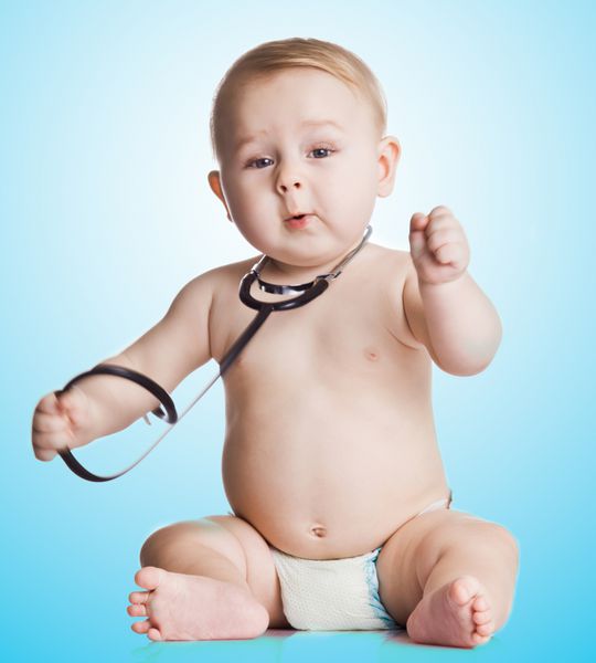 نوزاد شیرین با گوشی پزشکی در پس زمینه آبی پسر بچه دوست داشتنی روی سفید