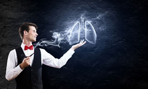 تصویر مفهومی مرد جوان خوش تیپ در حال سیگار کشیدن