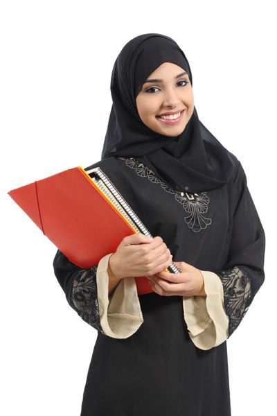 دانشجوی شاد عربستانی که پوشه های جدا شده روی پس زمینه سفید را در دست دارد