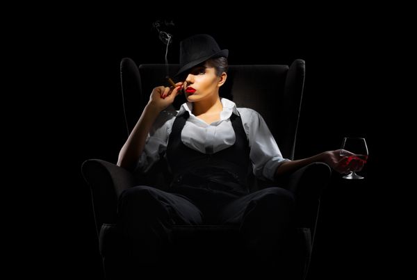 زن مافیوزی با سیگار و شیشه جدا شده