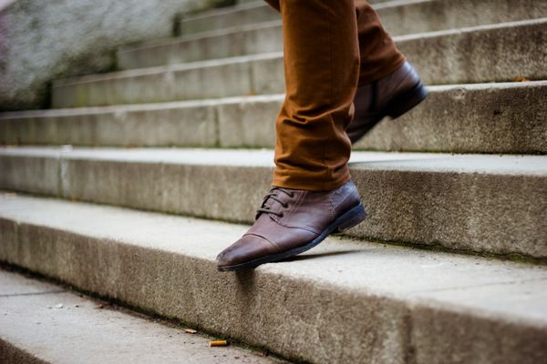 راه رفتن در طبقه پایین نمای نزدیک از کفش های چرمی مردانه