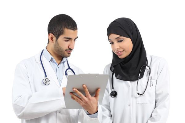 پزشکان عرب سعودی در حال تشخیص سابقه پزشکی جدا شده در زمینه سفید