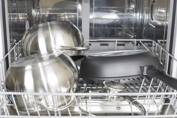 ظروف پخت و پز در ماشین ظرفشویی پس از شستن و خشک کردن