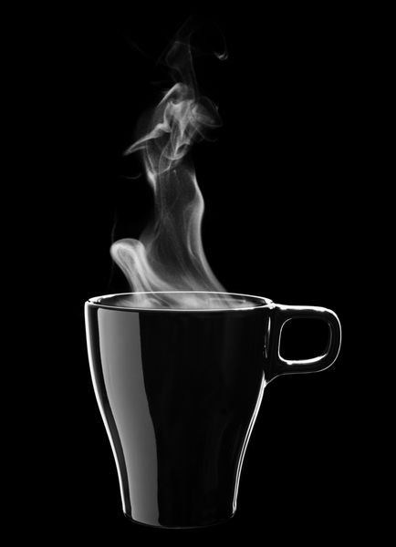 فنجان قهوه سیاه جدا شده در پس زمینه سیاه