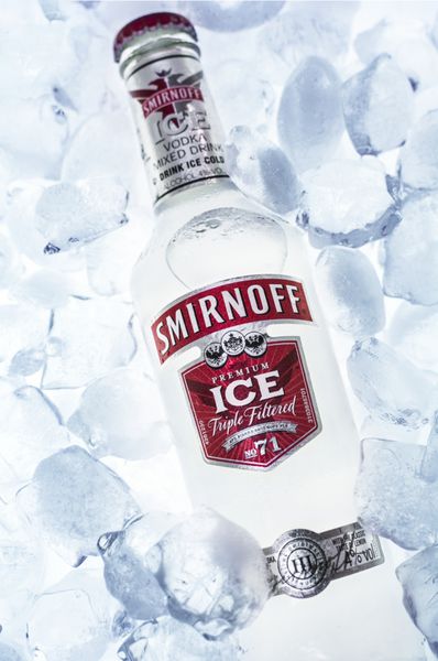 hilversum هلند - 19 ژانویه 2014 smirnoff یک برند متعلق به و تولید شده توسط شرکت بریتانیایی diageo است که در 130 کشور توزیع می کند یخ اسمیرنوف در میان بزرگسالان جوان محبوب است