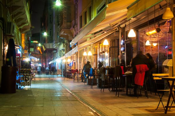 کافه شبانه در خیابان های باریک استانبول