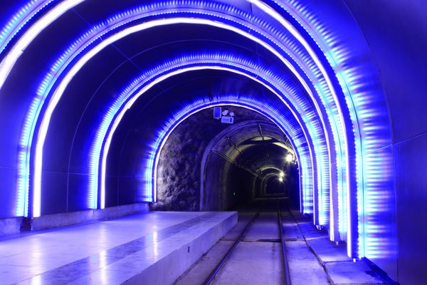 تانگشان - 16 نوامبر ریل تونل زیرزمینی در پارک ملی معدن کایلوان 16 نوامبر 2013 تانگشان استان هبی چین