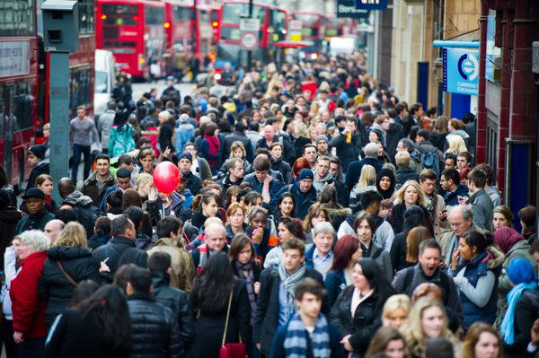 لندن - 17 فوریه لندن در ساعت شلوغی افرادی که در 17 فوریه 2012 در لندن انگلستان به سر کار می روند لندن در سال 2012 دارای جمعیت رسمی 8308369 نفر بود