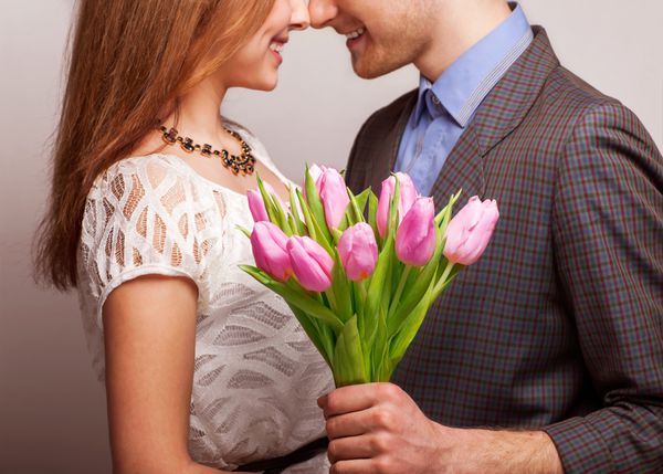 زوج عاشق دسته گل لاله به هم نزدیک هستند