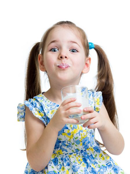 دختر بچه خنده دار در حال نوشیدن ماست یا کفیر