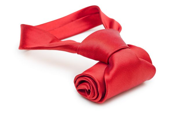 کراوات قرمز جدا شده در پس زمینه سفید نزدیک