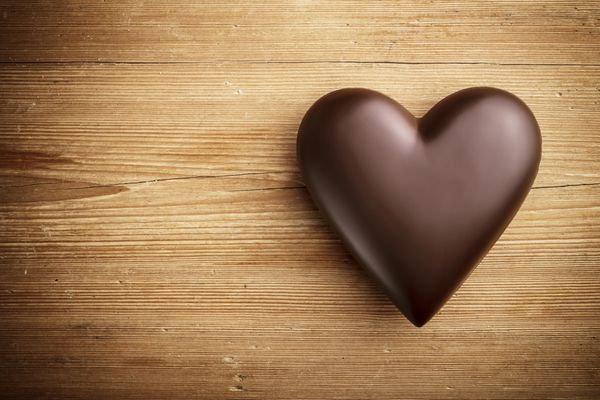 قلب شکلاتی در زمینه چوبی