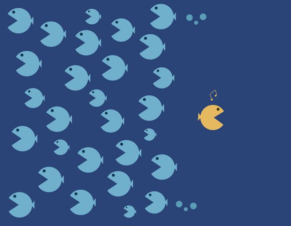 یک ماهی زرد در خلاف جهت یک گروه شنا می کند متفاوت فکر کنید