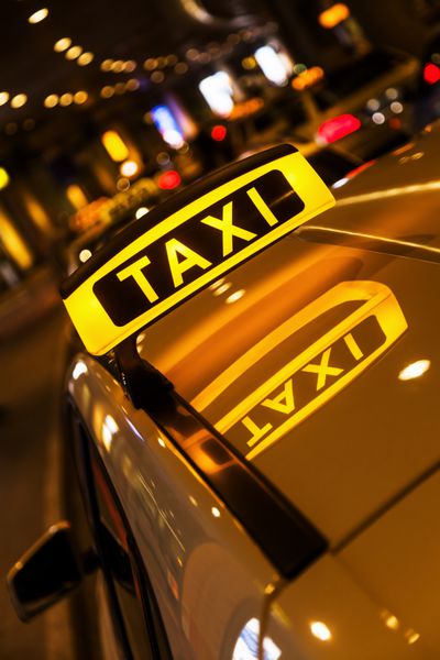 تابلوی تاکسی نورانی روی پشت بام تاکسی در شب