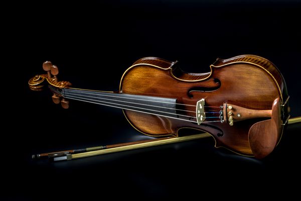 هدف های موسیقی ارکستر ویولن ایزوله شده روی سیاه اینستنت موسیقی کلاسیک
