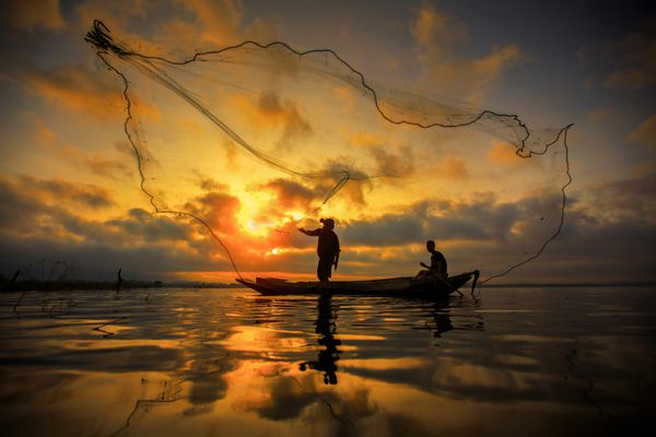 ماهیگیر دریاچه بنگپرا هنگام ماهیگیری تایلند