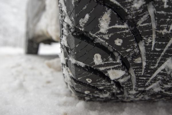 لاستیک زمستانی در جاده پوشیده از برف