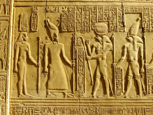هیروگلیف باستانی روی دیوار معبد کام امبو مصر