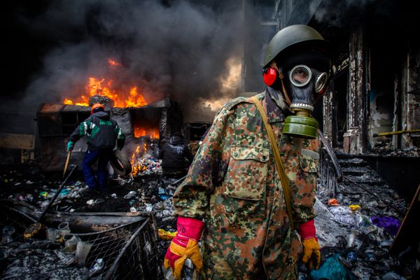 ماسک انقلابی اوکراینی در پس‌زمینه نبردها ساخته شده است اوکراین کیف در 23 ژانویه 2014