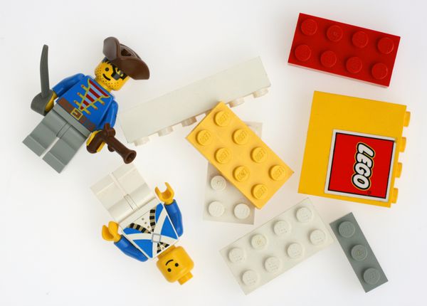 لیوبلیانا اسلوونی - 10 فوریه 2014 آجرهای اصلی ساخت لگو و دو مینی فیگور از مردان لگو لگو یکی از محبوب ترین اسباب بازی های ساختمانی است که از سال 1949 توسط گروه لگو تولید می شود