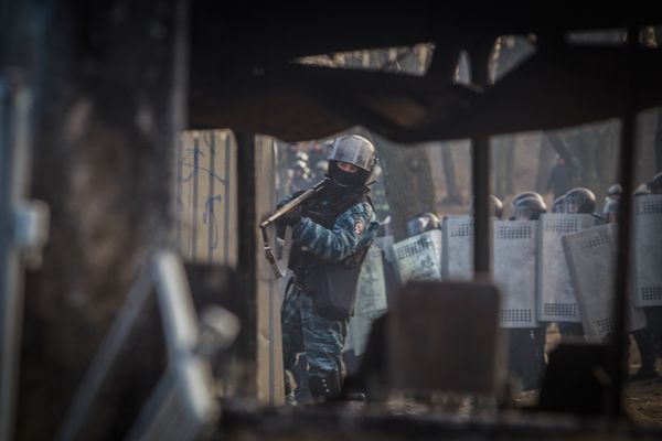 شلیک تفنگ های پلیس ضد شورش اوکراین با گلوله های لاستیکی توسط انقلابیون اوکراین کیف خیابان hrushevskoho 01 20 2014