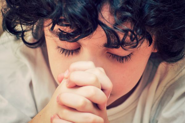 کودک اسپانیایی تبار در بهشت برای خالقش دعا می کند عبادت و رابطه مسیحی تصویر برای افکت فیلتر شده است