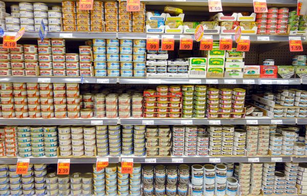 تورنتو کانادا - 31 ژانویه 2014 محصولات غذایی کنسرو شده در یک سوپرمارکت در تورنتو کانادا