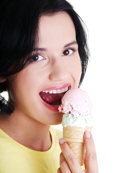 زنان در حال خوردن بستنی جدا شده روی سفید