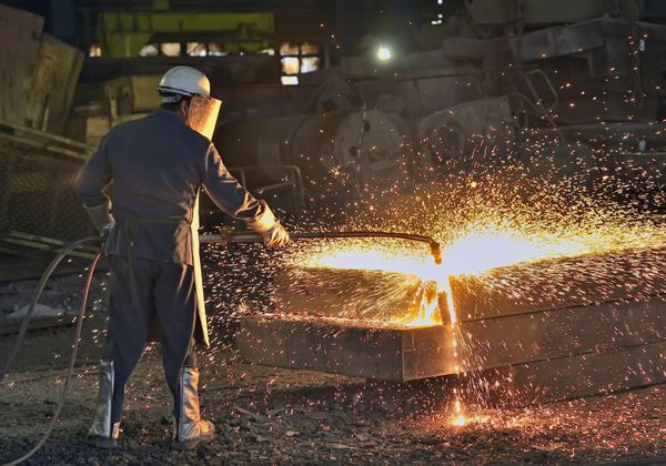 کارگر با استفاده از مشعل برش برای برش فلز