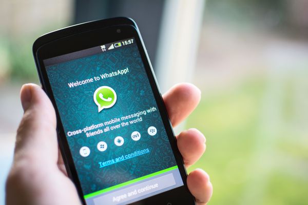 hilversum هلند - فوریه 2014 2014 پیام رسان whatsapp یک سرویس اشتراک پیام فوری اختصاصی و چند پلتفرمی برای تلفن های هوشمند با دسترسی به اینترنت است که در سال 2009 تأسیس شد