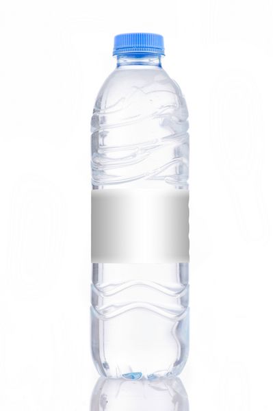 بطری آب نوشابه با برچسب خالی جدا شده روی سفید