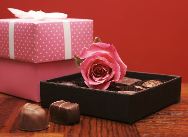 جعبه شکلات و گل رز برای رویداد