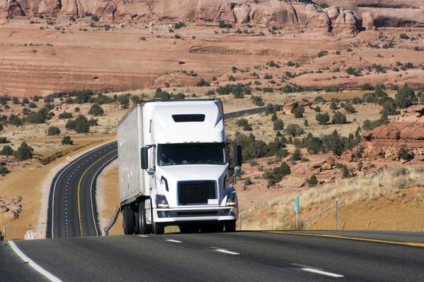 نیمه کامیون در جاده سخت در یوتا ایالات متحده آمریکا