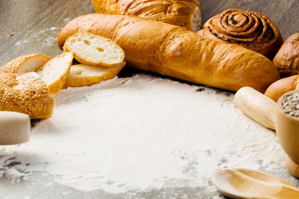 نان سفید و آرد روی میز آشپزخانه