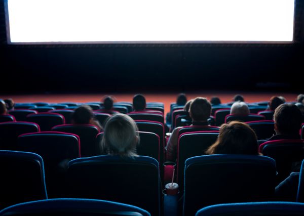 بینندگان فیلم سینمایی را در سینما تماشا می کنند نوردهی طولانی