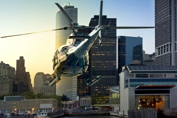 هلیکوپتر در جنوب منهتن پرواز می کند