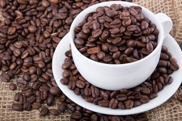دانه های قهوه برشته شده سیاه
