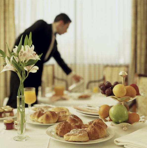 سرویس اتاق بزرگ صبحانه قاره ای با پیشخدمت خارج از تمرکز