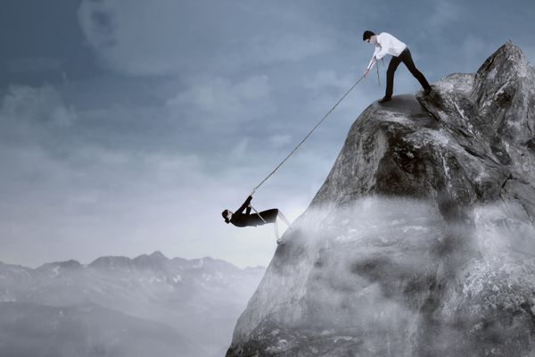پرتره تاجر به شریک زندگی خود کمک می کند تا با طناب کشیدن او از صخره بالا برود