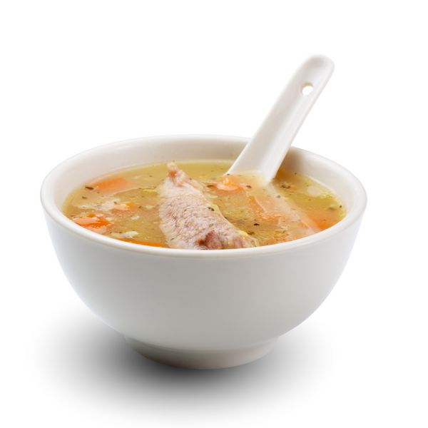 سوپ گوشت جدا شده در پس زمینه سفید
