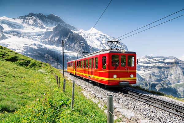 قطار معروف با کوه jungfrau در روز آفتابی