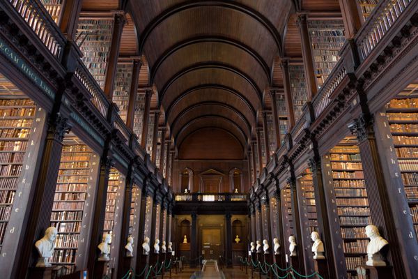 دوبلین ایرلند - 15 فوریه اتاق طولانی در کتابخانه کالج در 15 فوریه 2014 در دوبلین ایرلند کتابخانه کالج بزرگترین کتابخانه در ایرلند و خانه کتاب کلز است