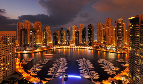 دبی امارات - 19 فوریه نمایی از مارینا دبی در غروب که آسمان خراش های متعدد jlt را در 19 فوریه 2014 در دبی امارات نشان می دهد دبی مارینا یک کانال مصنوعی به طول 3 کیلومتر است که در امتداد خط ساحلی خلیج فارس حک شده است