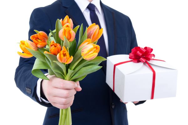 جعبه هدیه و گل لاله در دستان مرد جدا شده در پس زمینه سفید
