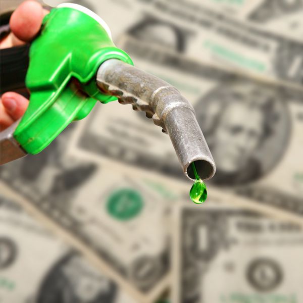 قطره سوخت سبز در پس زمینه اسکناس دلار