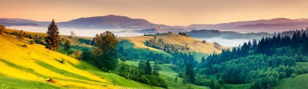 منظره کوهستانی صبحگاهی فوق العاده آسمان رنگارنگ ابری کارپات اوکراین اروپا دنیای زیبایی