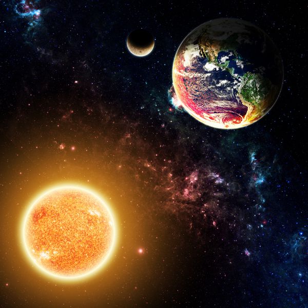 زمین و ماه بر فراز خورشید - عناصر این تصویر توسط ناسا مبله شده است